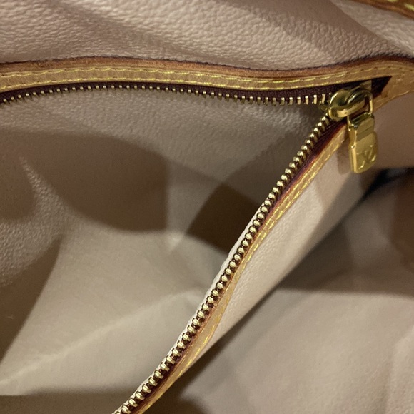 Authentic Louis Vuitton Bucket GM Monogram - Picture 5 of 13